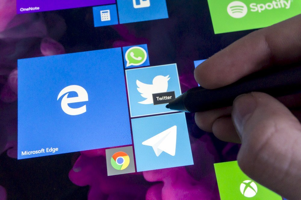 El Surface Pen interactúa con Windows 10 como si fuera un ratón.