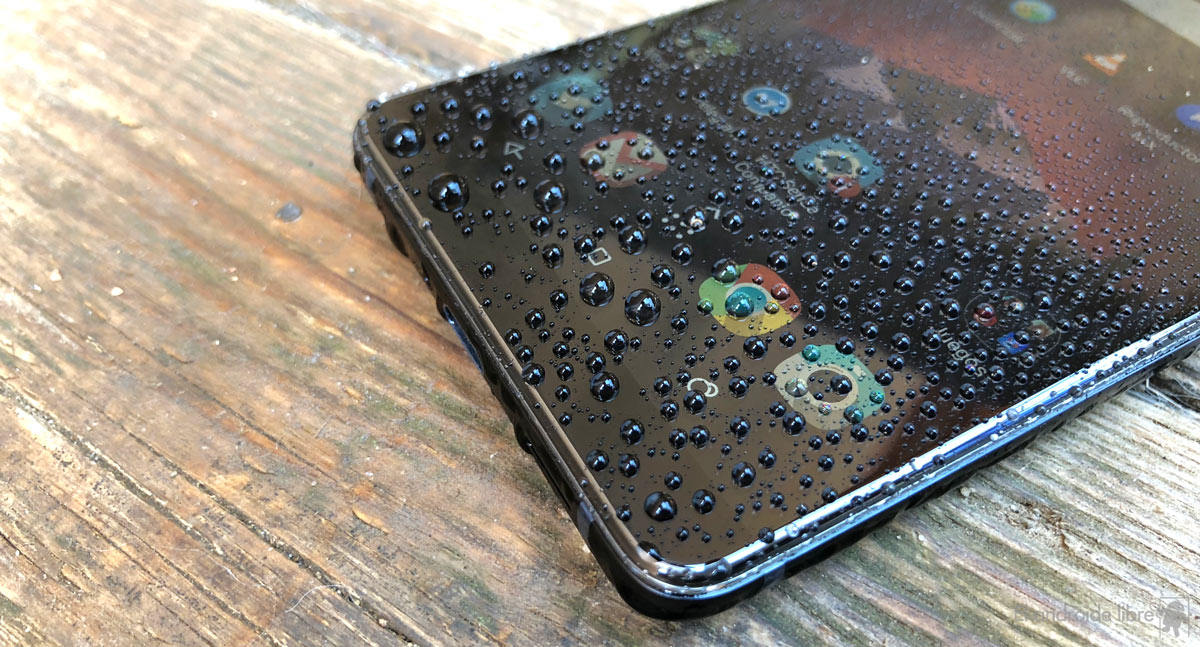 Por qué tu móvil no carga cuando lo acabas de mojar