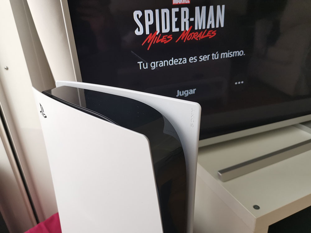 PS5 de cerca y spiderman en pantalla
