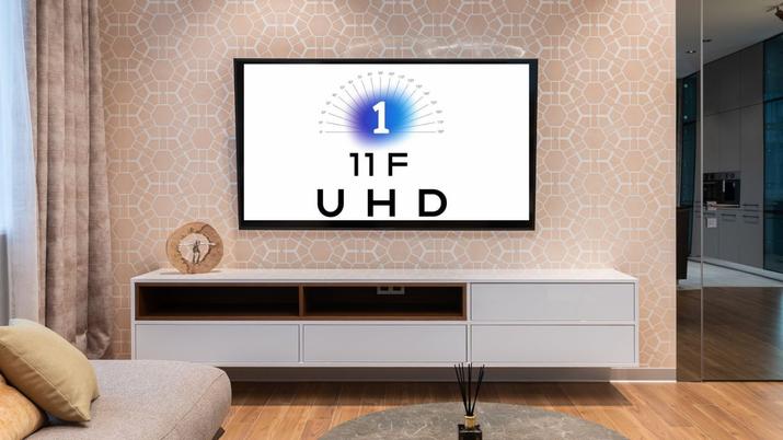 Una televisión Smart con el logo de La 1 UHD en la pantalla