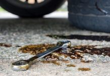 ¿Tu coche deja manchas en el suelo? Estas son las situaciones más urgentes para acudir al taller